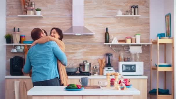 Teder paar dansen in keuken — Stockvideo