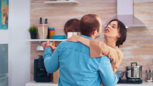 Charmant koppel dansen in de keuken — Stockvideo