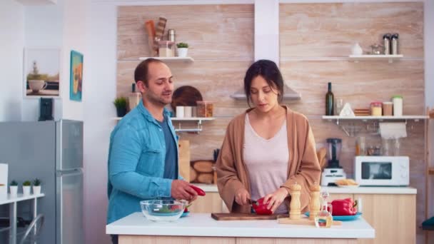 Homem alegre na cozinha com a esposa — Vídeo de Stock