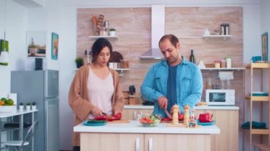 Çiftler taze sebze kesiyor