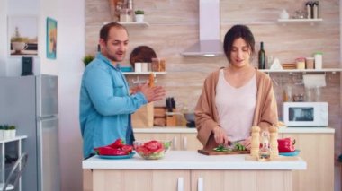 Evli çift salata hazırlıyor.