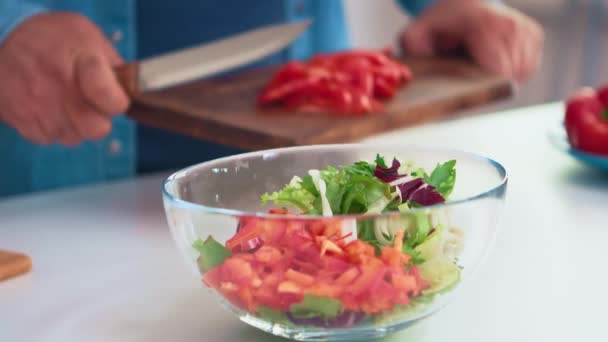 Marido mezclando verduras de ensalada — Vídeos de Stock