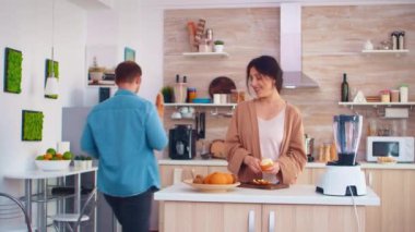 Portakal soyan kadın.