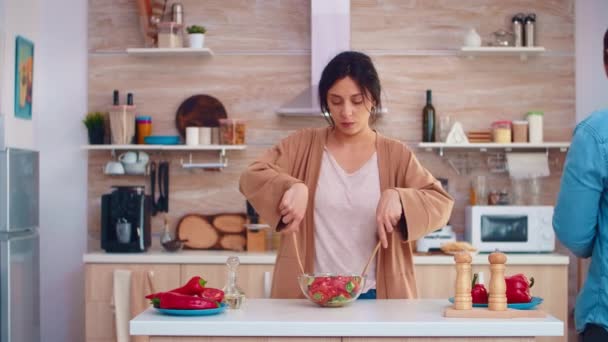 Femme mélangeant salade saine — Video