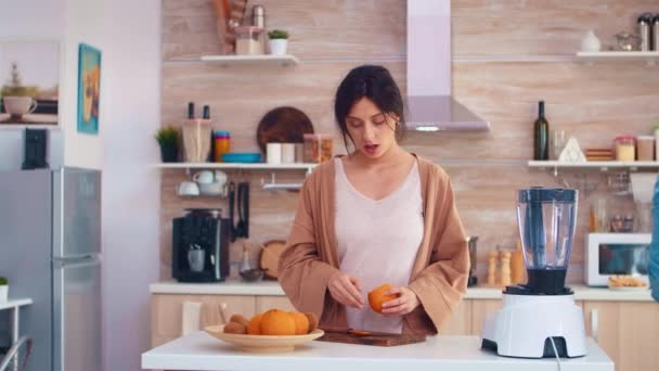 Pareja haciendo smoothie — Vídeos de Stock