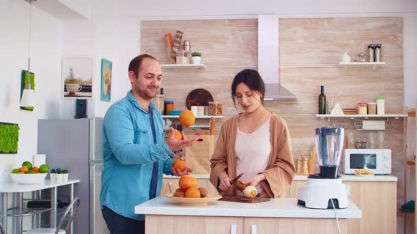 Homme faisant des tours avec des oranges — Video