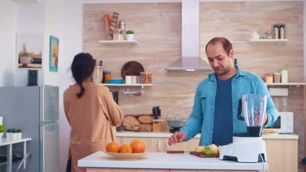 Manusia mencampur buah untuk smoothie — Stok Video