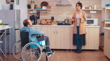 Karım mutfakta çığlık atıyor.