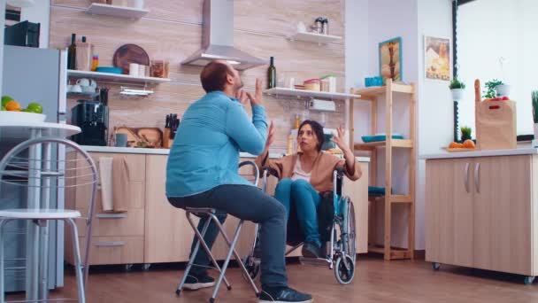 Нещаслива дружина з інвалідністю в інвалідному візку — стокове відео
