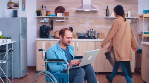 Niepełnosprawny przedsiębiorca na wózku inwalidzkim — Wideo stockowe
