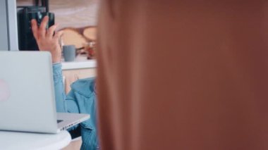 Engelli iş adamı video görüşmesi sırasında konuşuyor