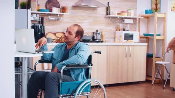 Hombre discapacitado cansado en silla de ruedas — Vídeos de Stock