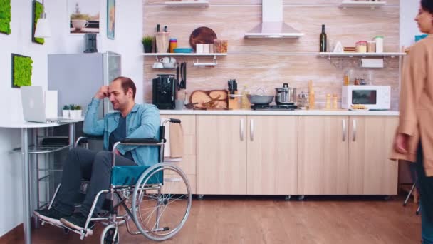 Szczęśliwy niepełnosprawnych człowiek na wózku inwalidzkim — Wideo stockowe