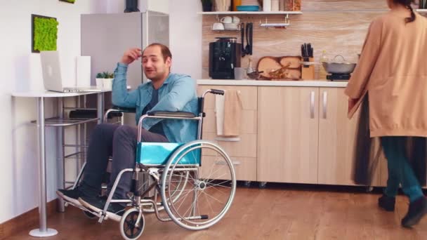Glimlachende gehandicapte man in een rolstoel — Stockvideo