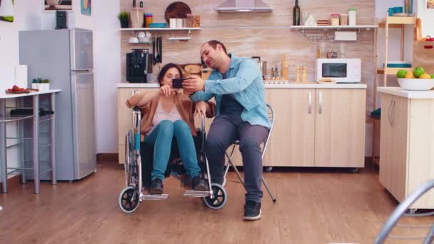 Femme handicapée gaie en fauteuil roulant — Video