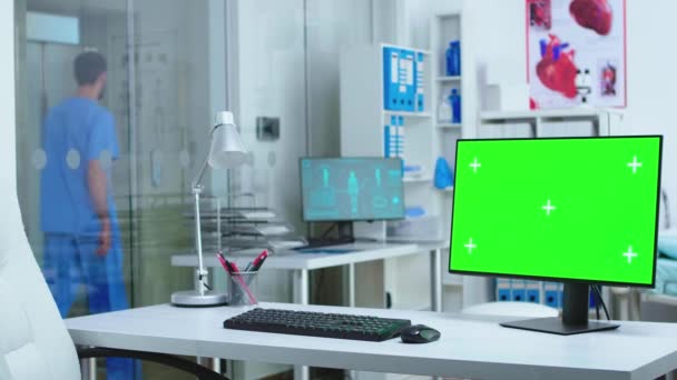 Monitor con pantalla verde en el hospital — Vídeos de Stock