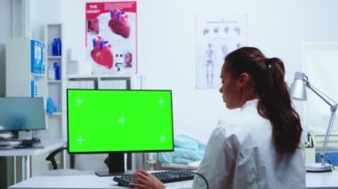 Doktor bilgisayara not alıyor.