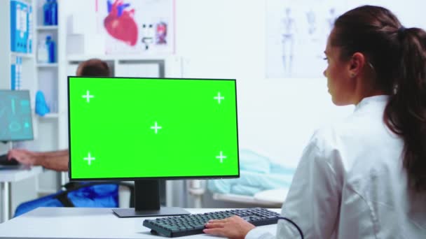 Lékař psaní diagnózy na počítači — Stock video