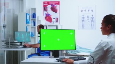 Doktor X-ray görüntüsü veren asistan