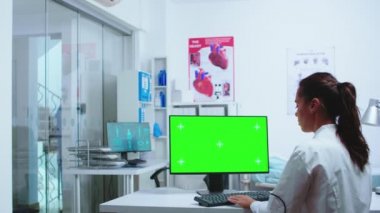 Bilgisayarda kopyalama alanı olan bir doktor