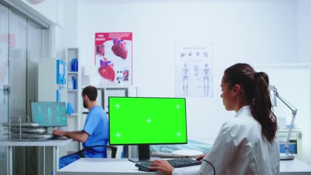 Медсестра в синей форме покидает больничный кабинет — стоковое видео