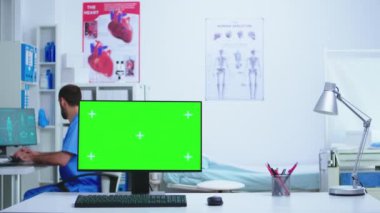 Doktor ve asistanı hastanın röntgenini kontrol ediyor.