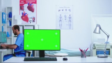 Hastane dolabında kroma anahtarıyla monitör.