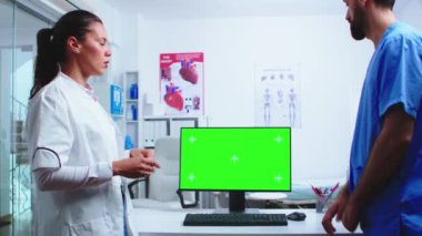 Doktor asistanla hasta sonuçlarını analiz ediyor
