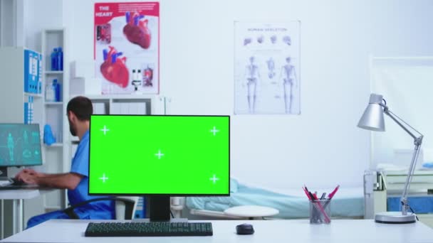 Doktor a její asistent kontrolují rentgen pacienta — Stock video