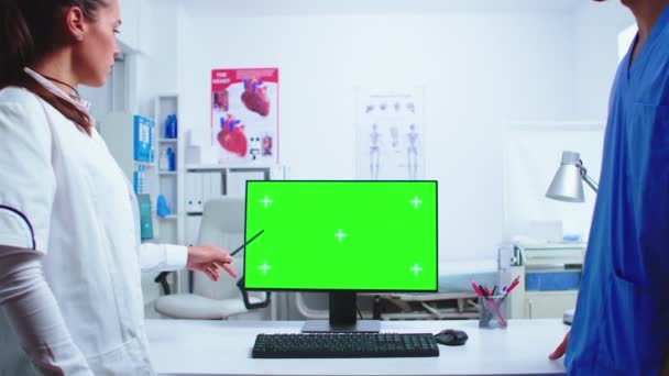 Doctor uit te leggen op de computer met groen scherm — Stockvideo