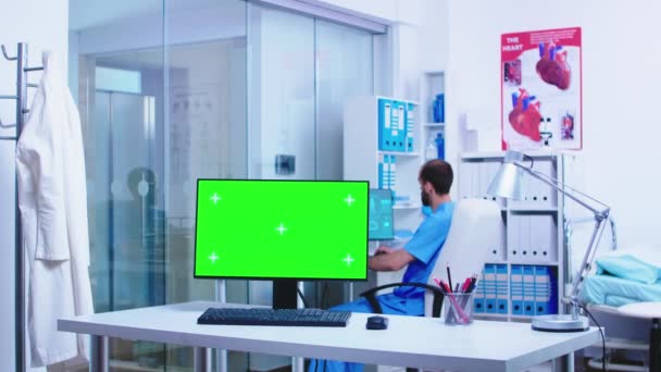Özel sağlık kliniğindeki bilgisayarda krom anahtar — Stok video