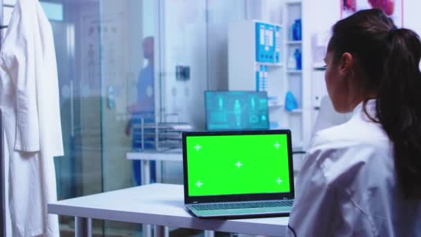 Operatore sanitario che utilizza laptop con chiave cromatica — Video Stock
