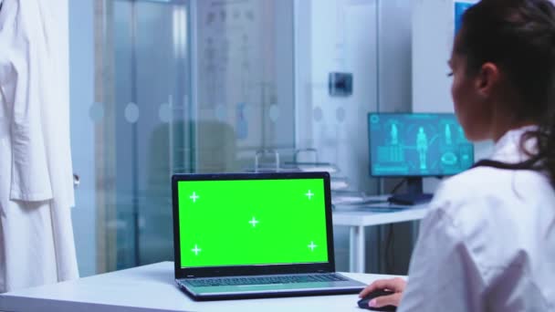 医生笔记本电脑上的绿色模型 — 图库视频影像