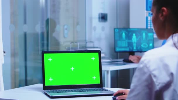 Chroma chave no laptop na clínica médica — Vídeo de Stock