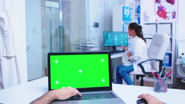 Pov pantalla portátil con maqueta verde — Vídeos de Stock