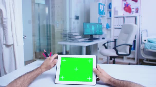 Pov-Aufnahme des Anzapfens von Sanitätern auf Tablet-PC mit grünem Bildschirm — Stockvideo
