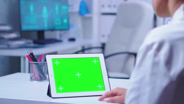 Tablette PC avec écran vert dans l'armoire de l'hôpital — Video