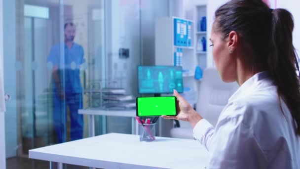 Médico comprobando los resultados del paciente en smartphone — Vídeo de stock