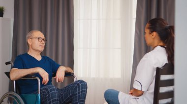 Engelli kıdemli adam.