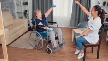 Tekerlekli sandalyedeki kadın için rehabilitasyon tedavisi