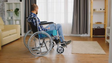 Sıkılmış genç adam.