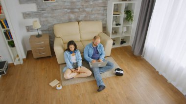 Erkek ve kadın bakınıyor