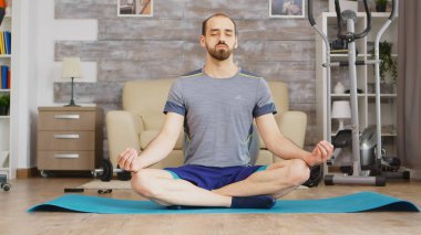 Adam yoga yaparak rahatlıyor.