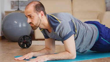 Formda adam kalas egzersizi yapıyor.