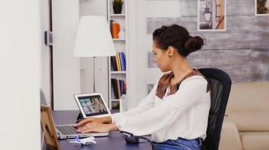 Dizüstü bilgisayarda çalışan kadının yan görünümü