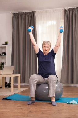 Dambıl tutan yaşlı bir kadın.