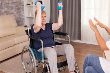 Hastayı eğiten fizyoterapist.