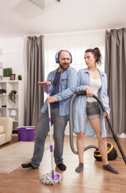 Koca, karısını kızdırıyor.