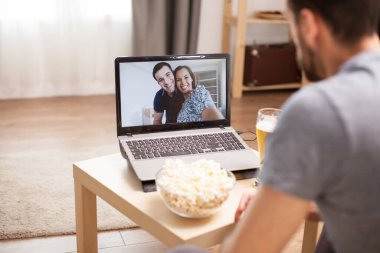 Bir video görüşmesi sırasında arkadaşlarını gördüğüne sevindi.