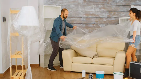 Пара упаковочный диван в пластиковой фольге — стоковое фото